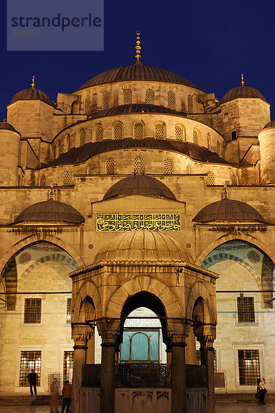 Illuminierte Blaue Moschee  Sultan Ahmet Camii  Vorhof mit Reinigungsbrunnen  Sardivan  Nachtaufnahme  Sultanahmet  Istanbul  Türkei