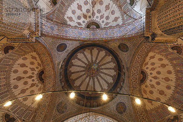 Blaue Moschee  Sultan Ahmet Camii  Blick in die Kuppel  Sultanahmet  Istanbul  Türkei