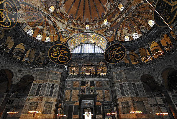Hagia Sophia  Aya Sofya  Blick in die Kuppel  Sultanahmet  Istanbul  Türkei
