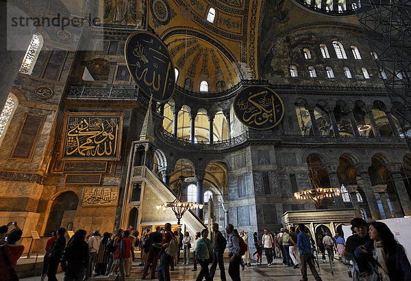 Hagia Sophia  Aya Sofya  Innenraum mit vielen Touristen  Sultanahmet  Istanbul  Türkei