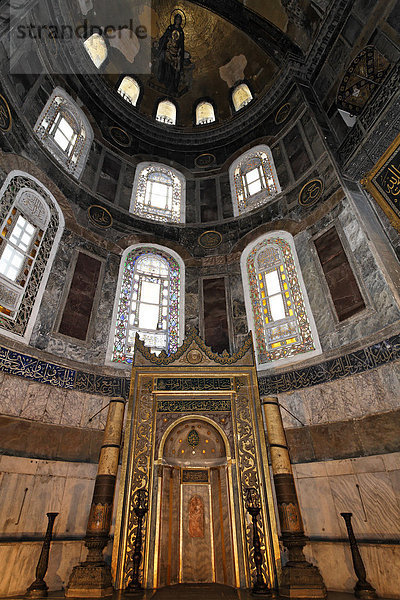 Muslimische Gebetsnische und Kuppel mit Mosaik  Hagia Sophia  Aya Sofya  Sultanahmet  Istanbul  Türkei