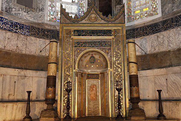 Muslimische Gebetsnische  prunkvoll verziert  Hagia Sophia  Aya Sofya  Sultanahmet  Istanbul  Türkei