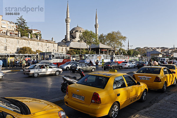 Taxireihe am Hauptplatz von Üsküdar  Feierabendverkehr  Iskele-Moschee  Istanbul  Türkei