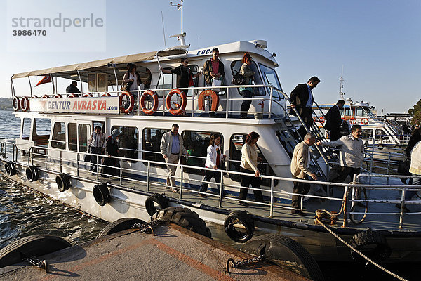 Bosporus-Fähre am Anleger  Leute gehen von Deck  Üsküdar  Istanbul  Türkei