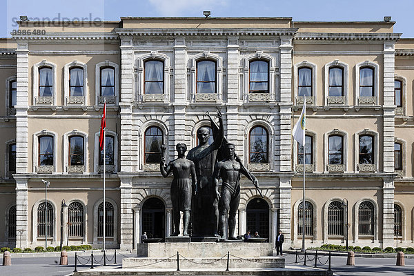 Hauptgebäude der Universität aus dem 19. Jh.  heroische Skulptur mit Mustafa Kemal Atatürk  Beyazit  Istanbul  Türkei