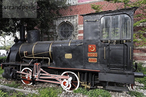 Historische Dampflokomotive  Deutsches Fabrikat von 1874  ausgestellt vor dem Bahnhof Sirkeci  Istanbul  Türkei