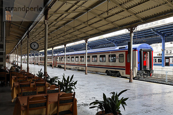 Historischer Bahnhof Sirkeci  Bahnsteig mit Zug  Istanbul  Türkei