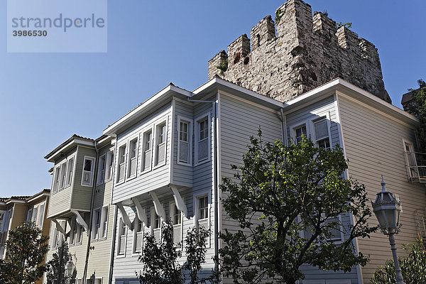 Schön restaurierte osmanische Holzhäuser  Sogukcesme Sokagi  Sultanhamet  Istanbul  Türkei
