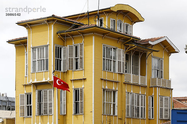 Traditionelles osmanisches Holzhaus mit Erker  gelb gestrichen  Sultanahmet  Istanbul  Türkei Holzhaus