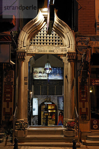 Eingang zum 300 Jahre alten Hamam Cagaloglu  Nachtaufnahme  Sultanahmet  Istanbul  Türkei