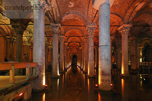Yerebatan Sarayi  byzantinische Zisterne  illuminiertes Gewölbe mit Säulen  Sultanahmet  Istanbul  Türkei