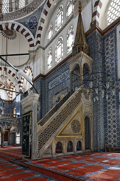 Kanzel  Minbar  im Gebetssaal  Wanddekoration mit Iznik-Kacheln  Rüstem Pasa-Moschee  Eminönü  Istanbul  Türkei