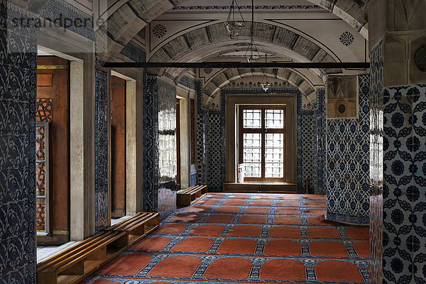 Wandelgang in der Rüstem-Pasa-Moschee  Dekoration mit Iznik-Kacheln  Eminönü  Istanbul  Türkei