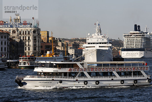 Schiffsverkehr vor der Anlegestelle Karaköy  Fährschiff und Kreuzfahrtschiffe  Istanbul  Türkei