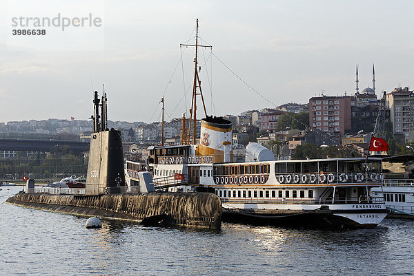 Stillgelegtes U-Boot und historisches Fährschiff ankern vor dem Technikmuseum Rahmi-Koc  Hasköy  Goldenes Horn  Istanbul  Türkei