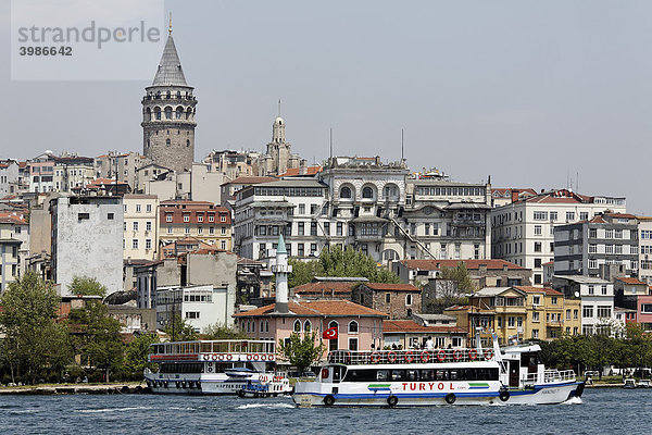 Blick auf Beyoglu-Ufer  Galata-Turm  Fähranleger Karaköy  Goldenes Horn  Istanbul  Türkei