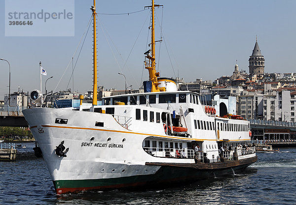 Alte Bosporus-Fähre vor Beyoglu  Galata-Turm  Goldens Horn  Istanbul  Türkei