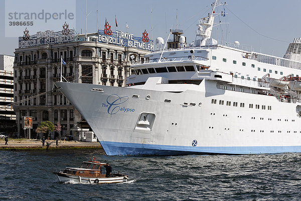Kreuzfahrtschiff The Calypso am Kai von Karaköy  Beyoglu  Istanbul  Türkei