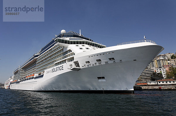 Modernes Kreuzfahrtschiff Celebrity Solistice liegt am Kai von Tophane  Bosporus  Istanbul  Türkei