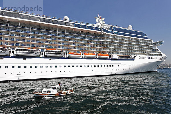 Winziges Boot fährt vorbei an riesigem Kreuzfahrtschiff Celebrity Solistice  Tophane  Bosporus  Istanbul  Türkei