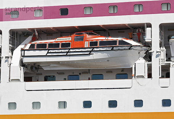 Modernes Rettungsboot für 141 Personen  an Deck des Kreuzfahrtschiffs Celebrity Solistice  vom Wasser aus gesehen  Tophane  Bosporus  Istanbul  Türkei