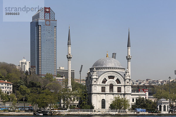 Dolmabahce-Moschee und modernes Hochhaus  Kabatas  Bosporus  Istanbul  Türkei