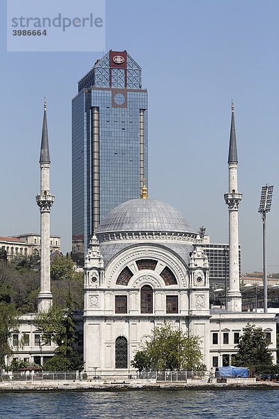 Dolmabahce-Moschee und modernes Hochhaus  Kabatas  Bosporus  Istanbul  Türkei