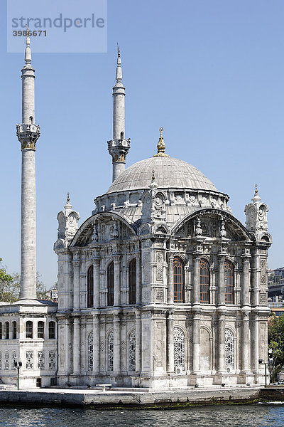 Wahrzeichen Mecidiye-Moschee am Bosporus-Ufer  Vorort Ortaköy  Istanbul  Türkei