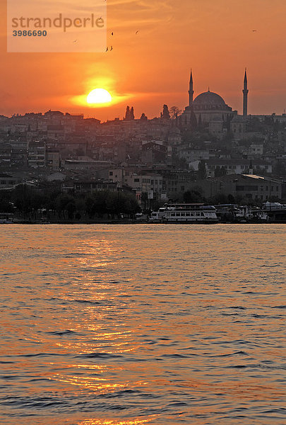Sonnenuntergang über dem Goldenen Horn  Istanbul  Türkei