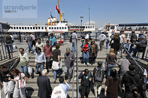 Treppenaufgang von der Straßenbahn zum Fährhafen Eminönü  viele Menschen unterwegs  Istanbul  Türkei