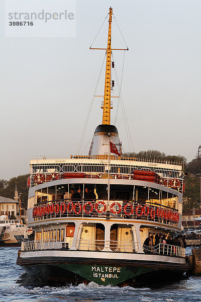 Altes Bosporus-Fährschiff legt in Eminönü an  Abendsonne  Istanbul  Türkei
