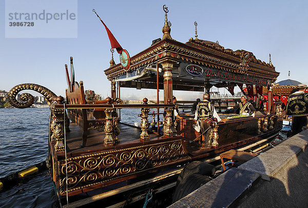 Fischbraterei mit Fischbrötchenverkauf auf einem reich verzierten goldenen Boot  Goldenes Horn  Eminönü  Istanbul  Türkei