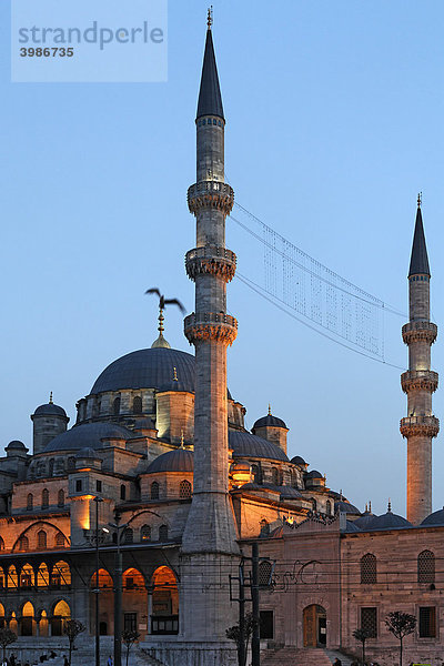 Yeni Cami  Neue Moschee  beleuchtet  Eminönü  Istanbul  Türkei