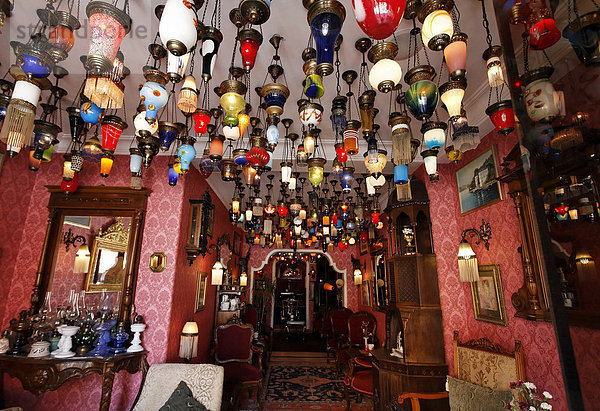 Lobby eines historischen Hotels  dekoriert mit vielen bunten  orientalischen Lampen  Kybele Hotel  Sultanahmet  Istanbul  Türkei