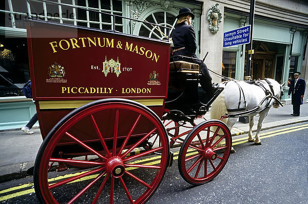Historische Pferdedroschke von Fortnum & Mason  Feinkost-Kaufhaus  Jermyn Street  Piccadilly  London  England  Großbritannien  Europa