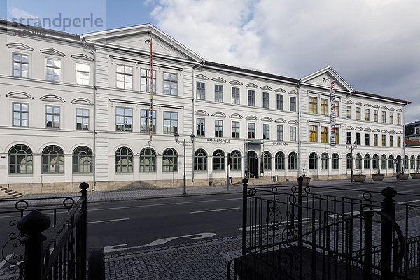 Ehemaliges Kaufhaus und Schulgebäude  historische Fassade  renoviert  Bernhardstraße  Meiningen  Rhön  Thüringen  Deutschland  Europa