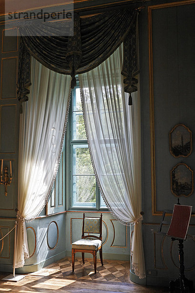 Interieur im klassizistischen Stil  Fenster mit Gardinen  Schloss Elisabethenburg  Meiningen  Rhön  Thüringen  Deutschland  Europa