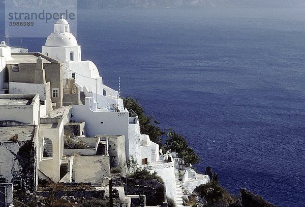Ort Fira  Häuser und Kirche an der Steilküste  Santorin  Thira  Kykladen  Griechenland  Europa