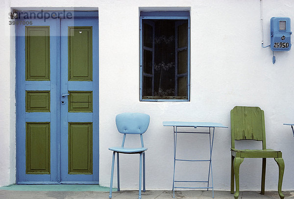 Blau und grün gestrichene Haustüre  davor Sitzplatz mit grünem und blauem Stuhl  Elounda  Elounta  Kreta  Griechenland  Europa