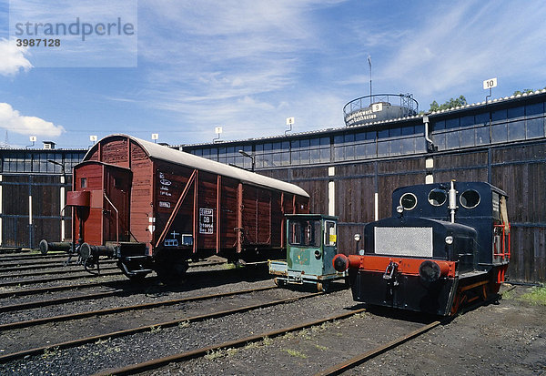 Historische Schienenfahrzeuge vor dem Ringlokschuppen  Eisenbahnmuseum  Bochum-Dahlhausen  Ruhrgebiet  Nordrhein-Westfalen  Deutschland  Europa