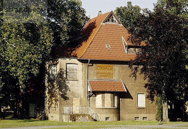 Teilsaniertes altes Gebäude mit neuem Dach und zugemauerten Fenstern  ehemalige Krupp Villenkolonie Bliersheim  Werkswohnungen der Friedrich-Wilhelm-Hütte  Duisburg-Rheinhausen  Ruhrgebiet  Nordrhein-Westfalen  Deutschland  Europa