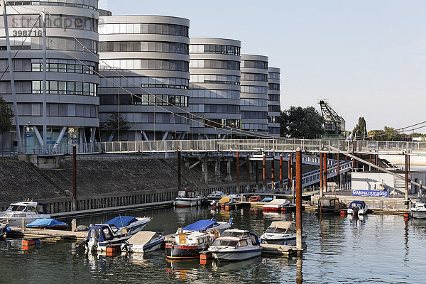 Modernes Bürogebäude Five Boats  Marina Duisburg  Innenhafen  Ruhrgebiet  Nordrhein-Westfalen  Deutschland  Europa