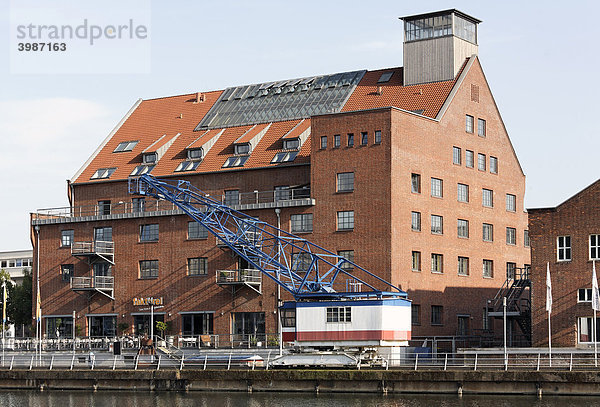 Saniertes Speichergebäude  Faktorei 21  historischer Hafenkran  Innenhafen  Duisburg  Ruhrgebiet  Nordrhein-Westfalen  Deutschland  Europa