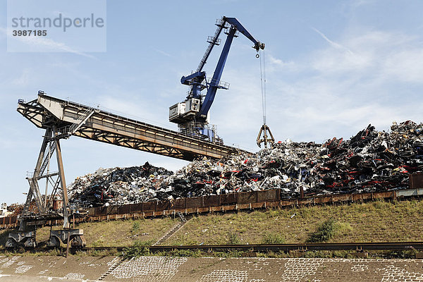 Großer Brückenkran bei der Verladung von Schrott  Metall-Recycling  Schrottinsel  Binnenhafen DuisPort  Duisburg-Ruhrort  Nordrhein-Westfalen  Deutschland  Europa