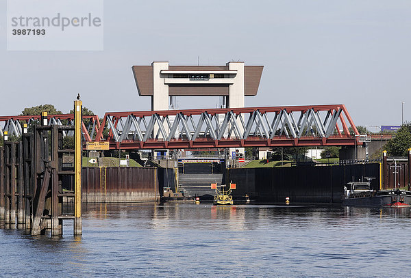 Rhein-Herne-Kanal  Schleuse Meiderich  und Eisenbahnbrücke  Ruhrgebiet  Duisburg  Nordrhein-Westfalen  Deutschland  Europa