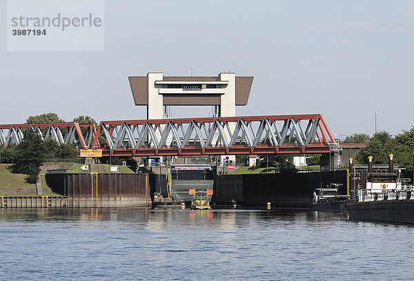 Rhein-Herne-Kanal  Schleuse Meiderich und Eisenbahnbrücke  Ruhrgebiet  Duisburg  Nordrhein-Westfalen  Deutschland  Europa