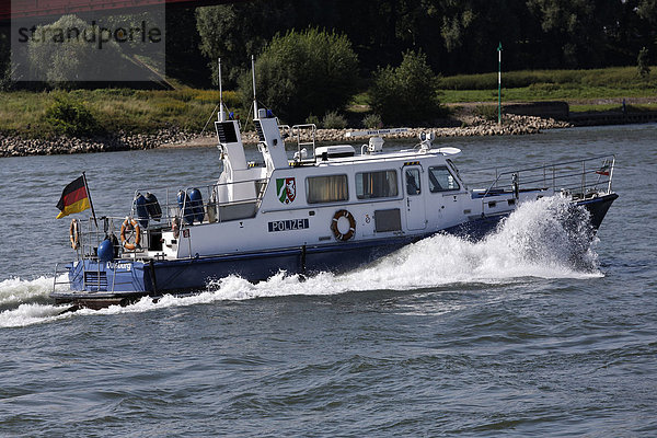 Boot der Wasserschutzpolizei Duisburg bei einer Einsatzfahrt auf dem Rhein  Ruhrgebiet  Nordrhein-Westfalen  Deutschland  Europa