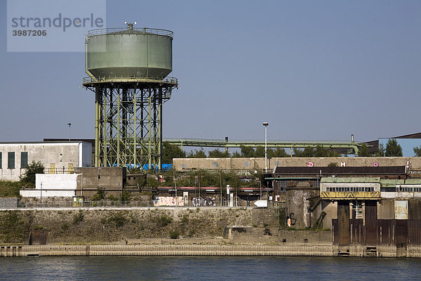 Alter Wasserturm am Rheinufer  RheinPark  Duisburg-Hochfeld  Ruhrgebiet  Nordrhein-Westfalen  Deutschland  Europa
