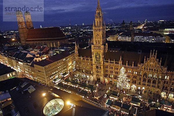 Nächtliches Rathaus und Frauenkirche mit Weihnachtsmarkt  München  Bayern  Deutschland