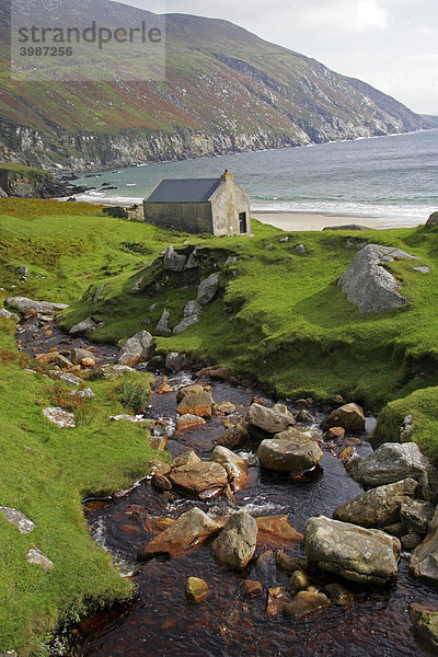 Steinernes Häuschen an der Küste bei Keel  Achill Island Insel  County Mayo  Irland